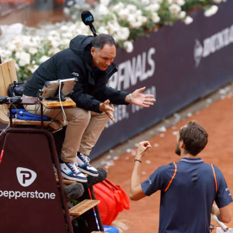 Medvedev rehusó hacerse la foto prepartido con Tsitsipas