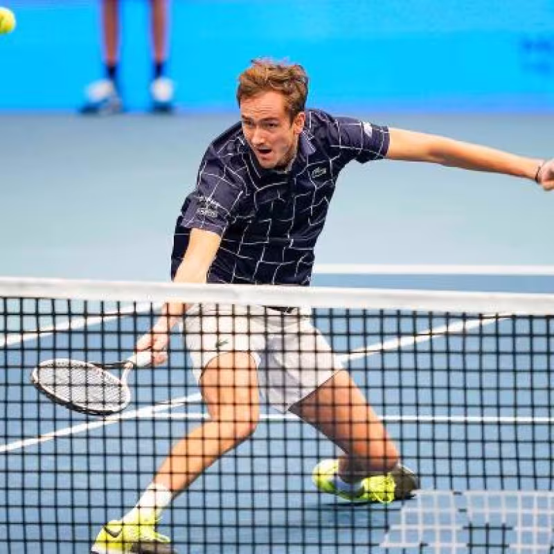 Medvedev también gana sufriendo