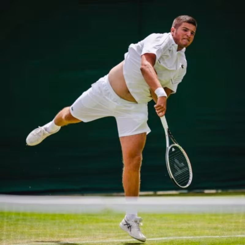 El jovencísimo tenista croata y de gran envergadura, durante este Wimbledon 2022.