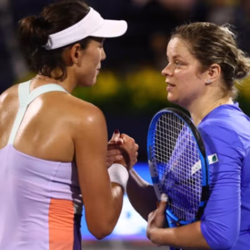 Muguruza y Clijsters en la red, tras finalizar su duelo de primera ronda de Dubái. Foto: Getty