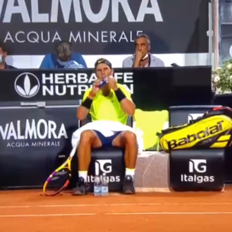 ¿Por qué Rafa Nadal bebe agua de mar para hidratarse?
