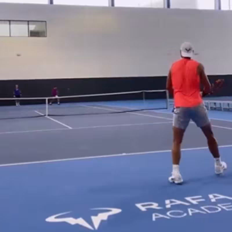 Nadal entrena con intensidad frente a uno de sus primos