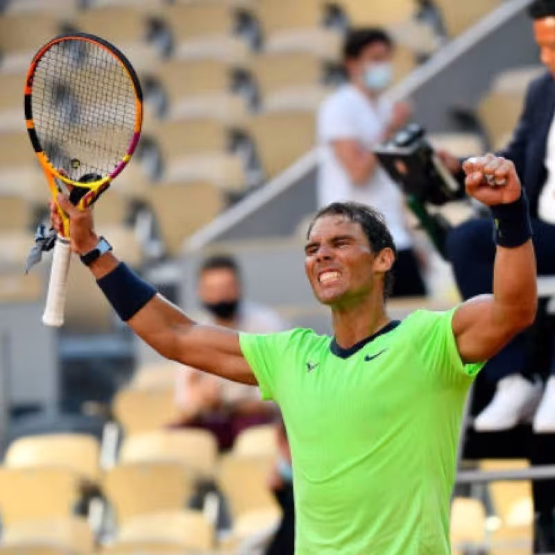 Brazos al cielo de París de Rafa Nadal tras batir de nuevo a Jannik Sinner. Foto: Getty