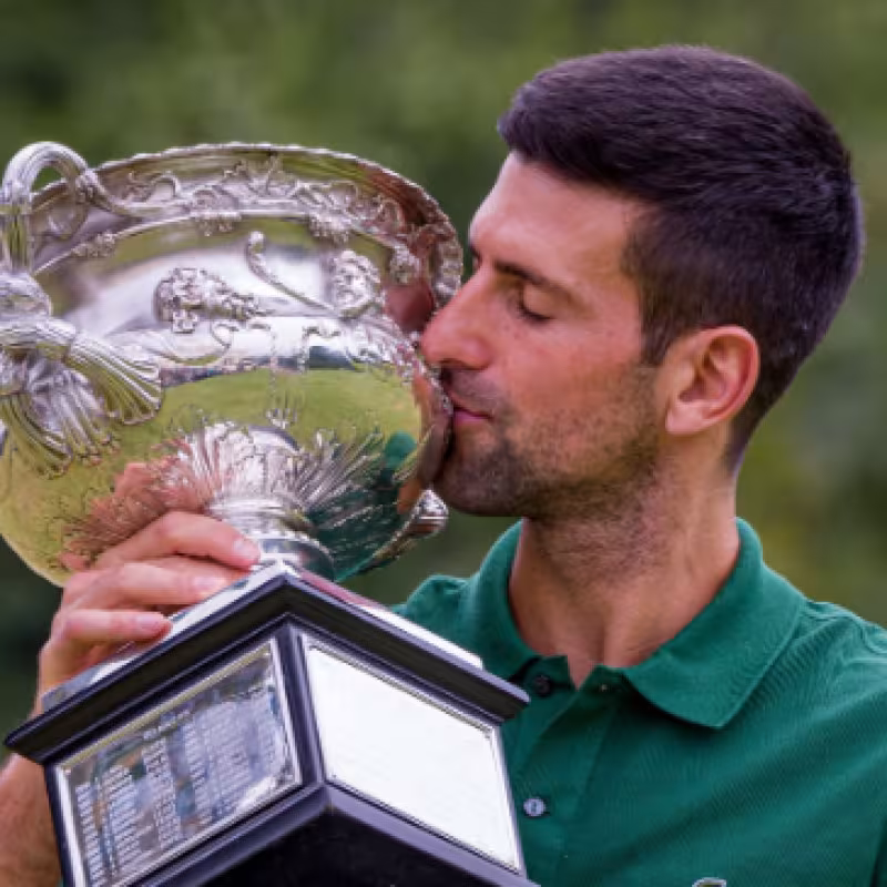 Novak Djokovic posando con el trofeo del Open de Australia 2023. Foto: Getty