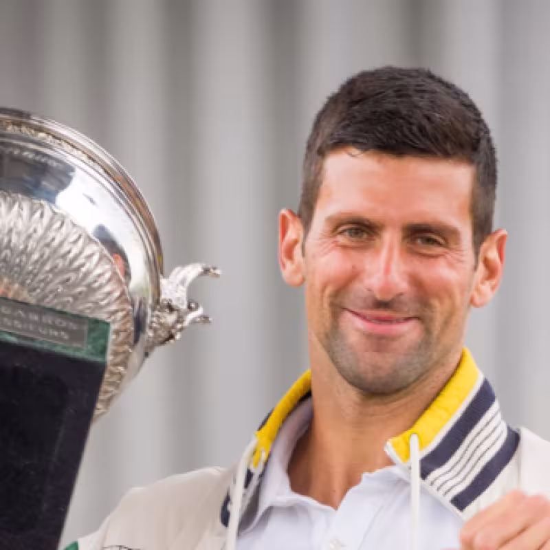Novak Djokovic posa con el trofeo de Roland Garros 2023. Foto: Getty