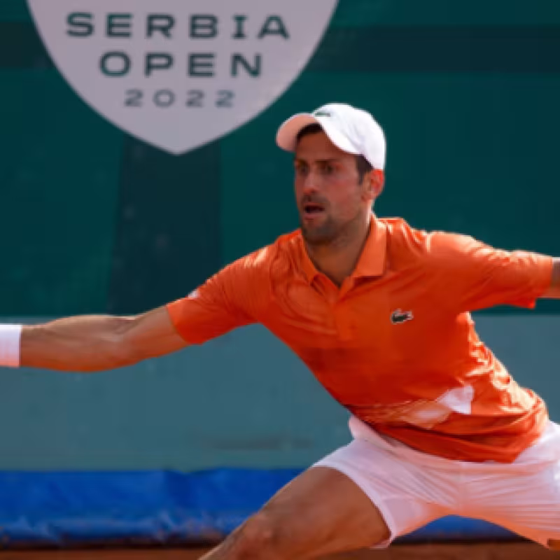 Djokovic casi golpea a un recogepelotas con su raqueta