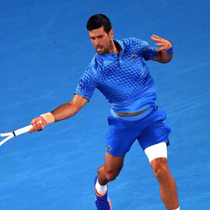 Novak Djokovic con la venda en la pierna en el Open de Australia. Foto: Getty