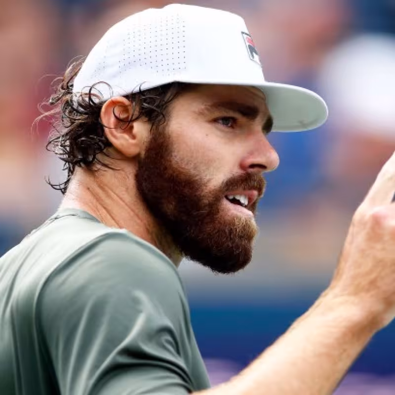 Los gigantones, Isner y Opelka, avanzan de ronda en Cincinnati