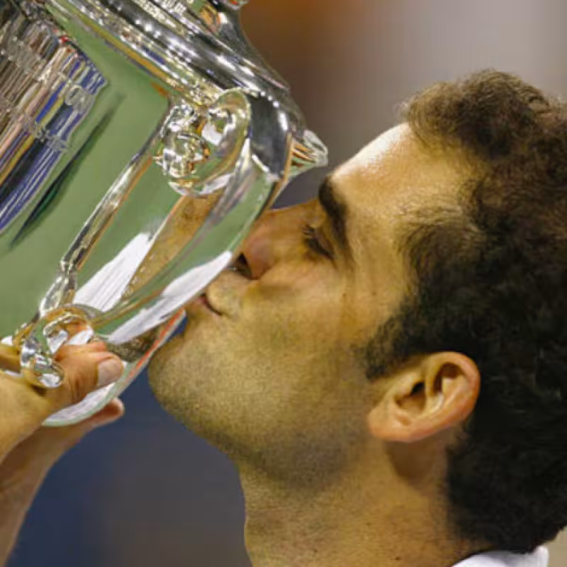 Pete Sampras posa con su último título de Grand Slam. Fuente: Getty