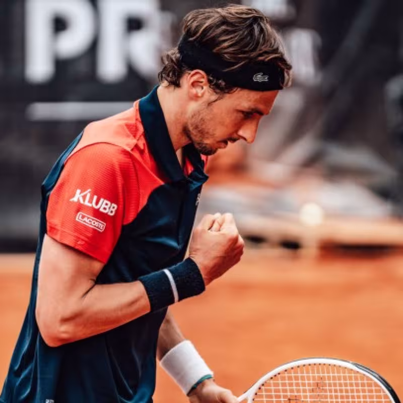 Rinderknech cierra la jornada en Lyon con un triunfazo sobre Sinner