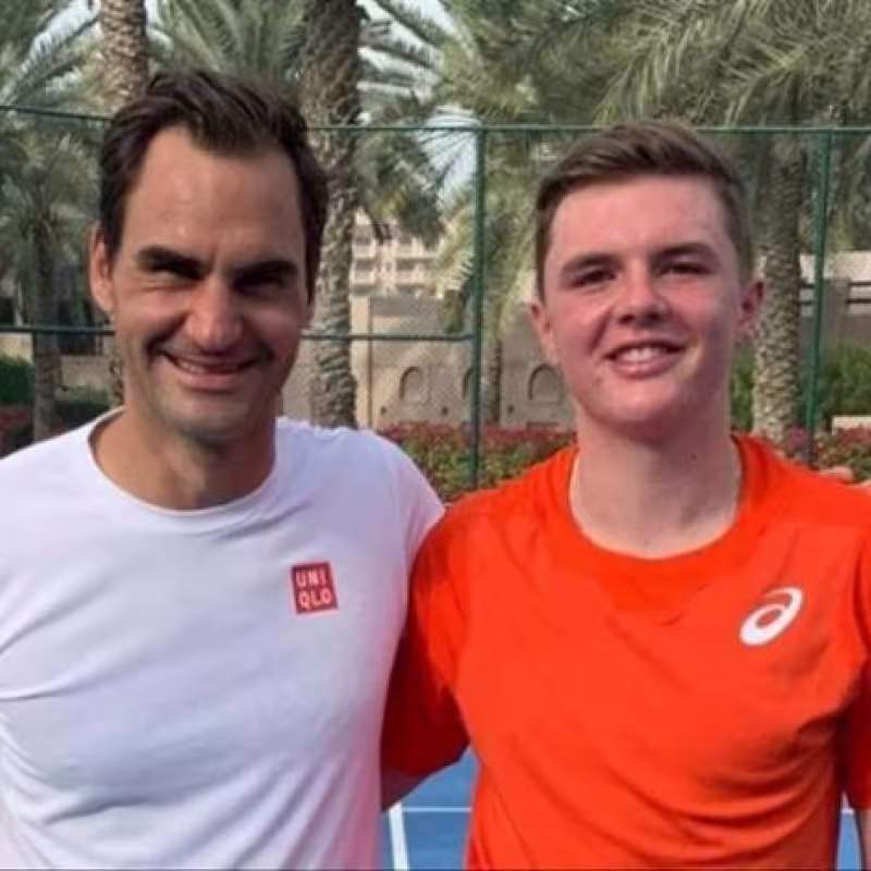 Roger Federer y Dominic Stricker. Foto: instagram