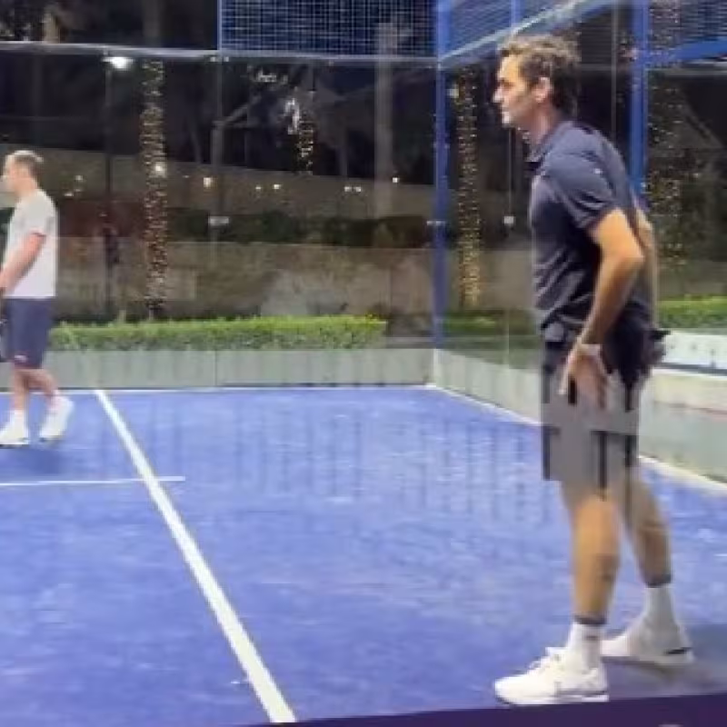 Federer se divierte en Dubai jugando al pádel