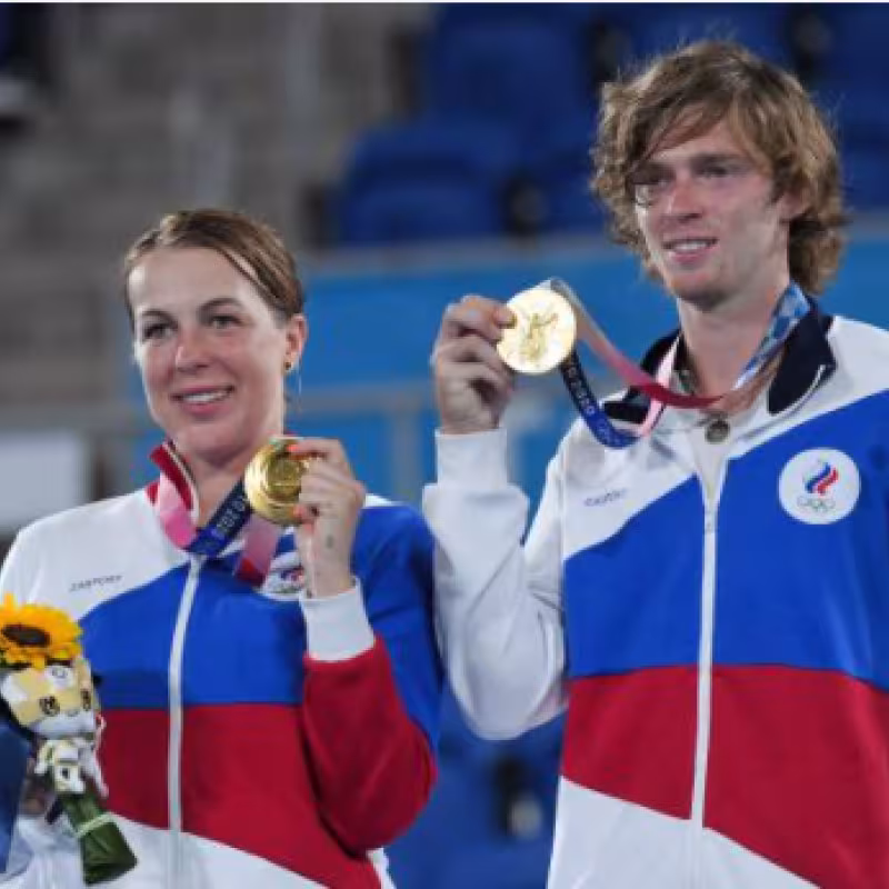 Pavlyuchenkova y Rublev, con la medalla olímpica. Fuente: Getty