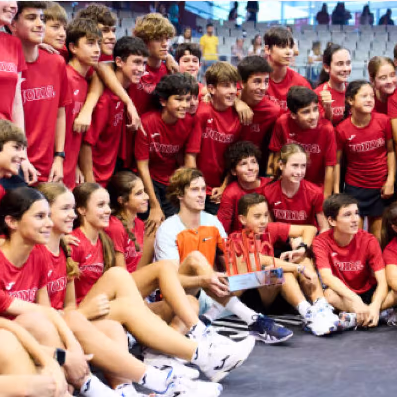 Rublev, con los recogepelotas del torneo de Gijón. Fuente: Getty