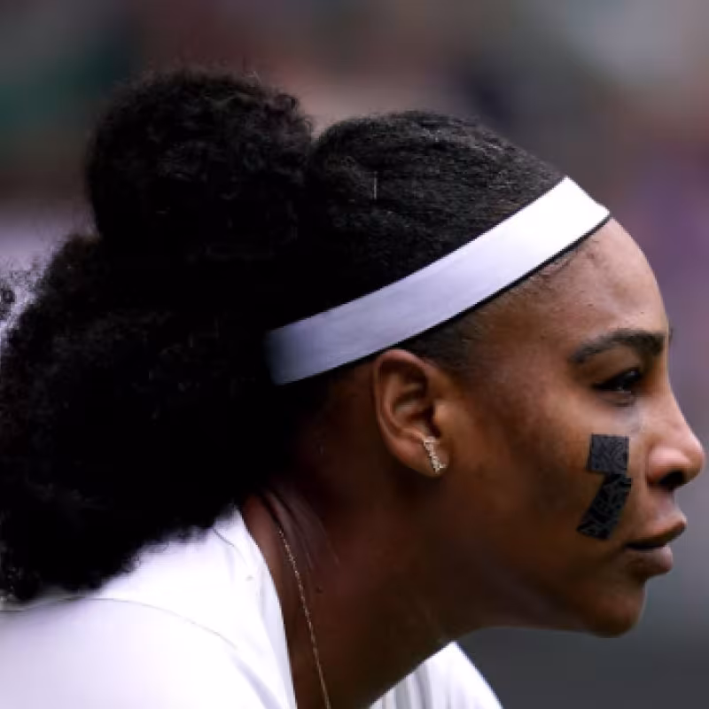 La razón por la que Serena Williams lleva tiritas en la cara