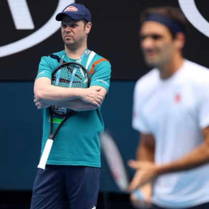 Roger Federer bajo la atenta mirada de Severin Luthi. Foto: Getty
