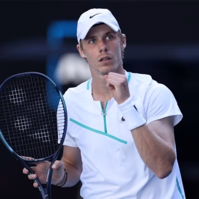 Shapovalov tira de épica para remontar y ganar en 5 sets a Kwon