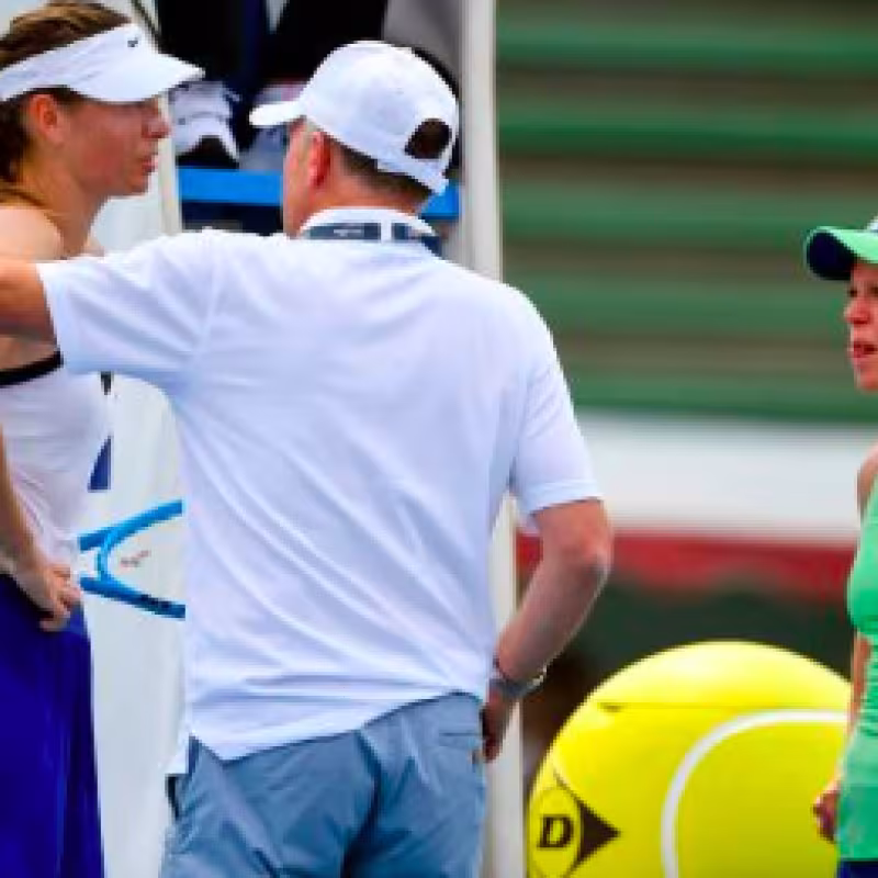 Sharapova detiene su exhibición en Kooyong debido al humo