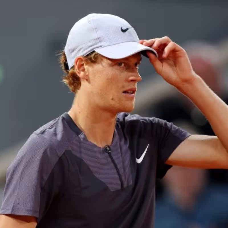 Sinner deja una preocupante retirada en Halle a semana y media de Wimbledon