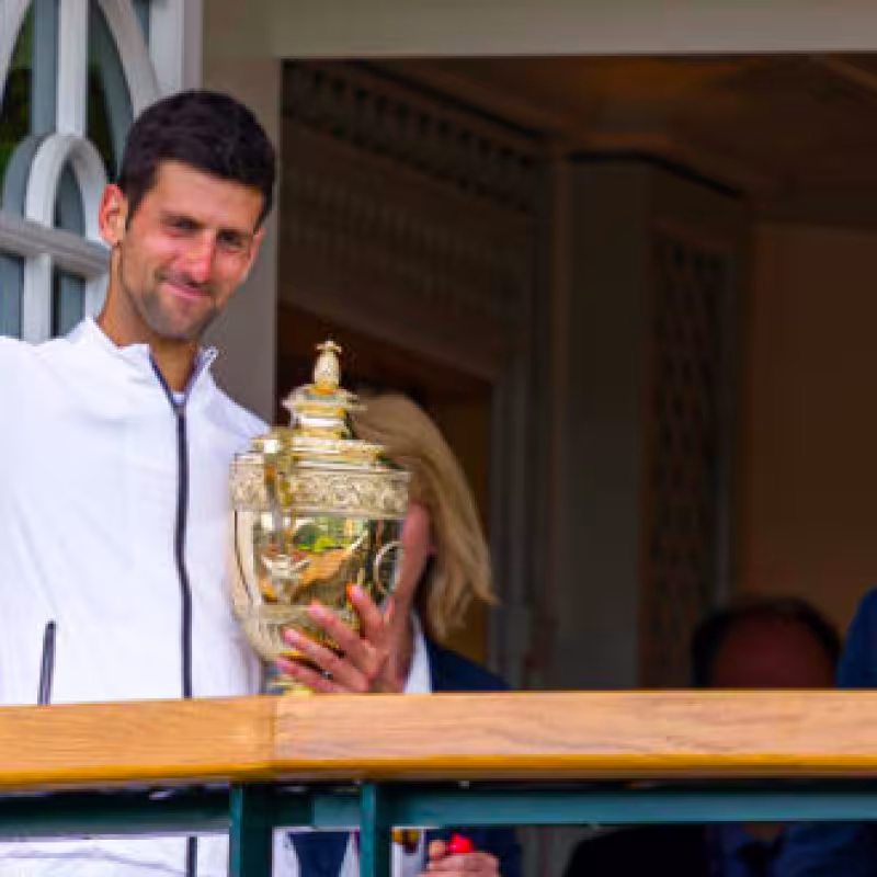 Novak Djokovic y su padre posan con el título en Wimbledon. Fuente: Getty