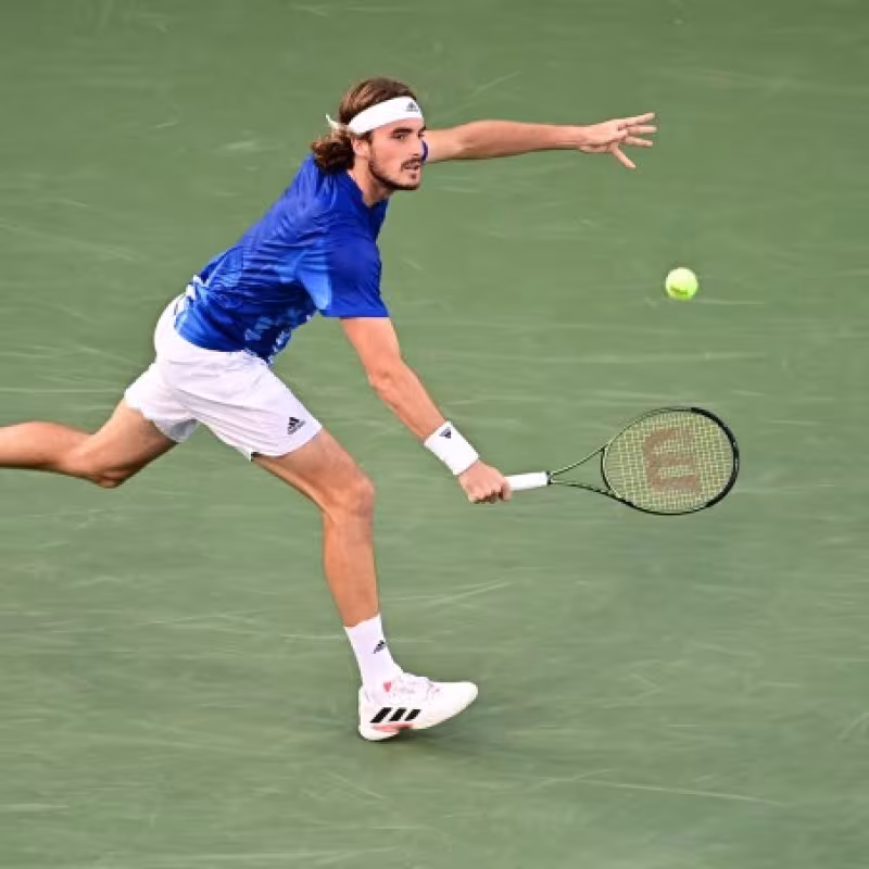 El mal día de Tsitsipas en Hamburgo: derrota, raqueta rota y cuatro warnings
