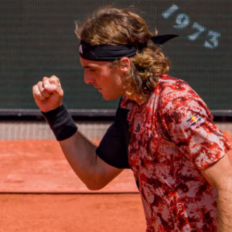 Tsitsipas vence a Vesely sin convencer