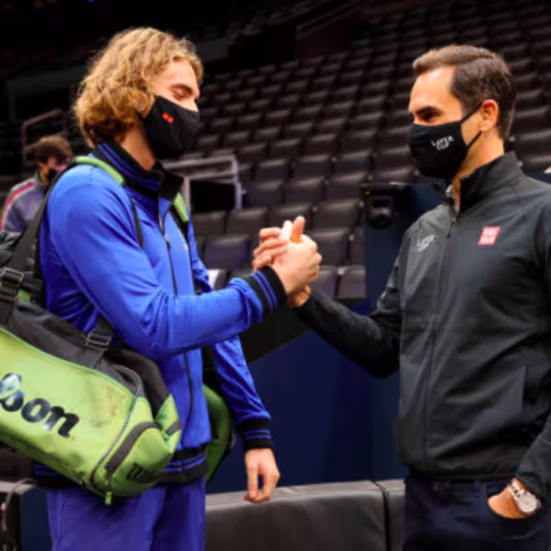 Stefanos Tsitsipas junto a Roger Federer. Fuente: Getty