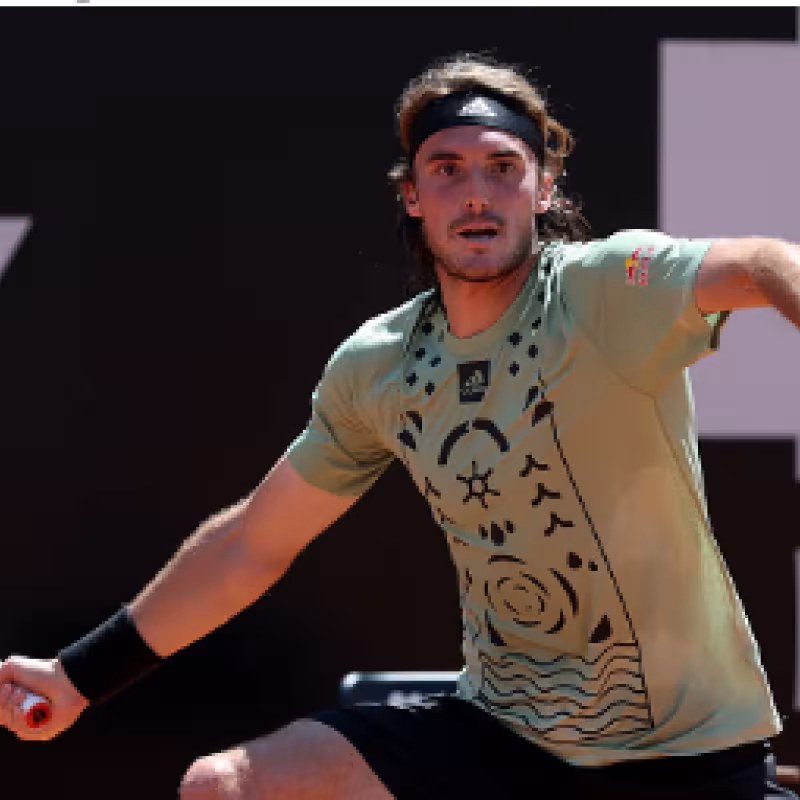 Stefanos Tsitsipas gana a Jannik Sinner en Roma 2022. Foto: gettyimages