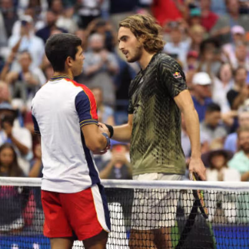 Stefanos Tsitsipas y Carlos Alcaraz. Fuente: Getty