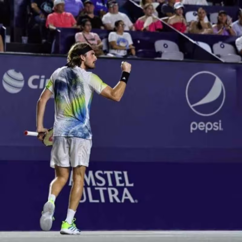 Tsitsipas solventa con seguridad su vuelta a la competición