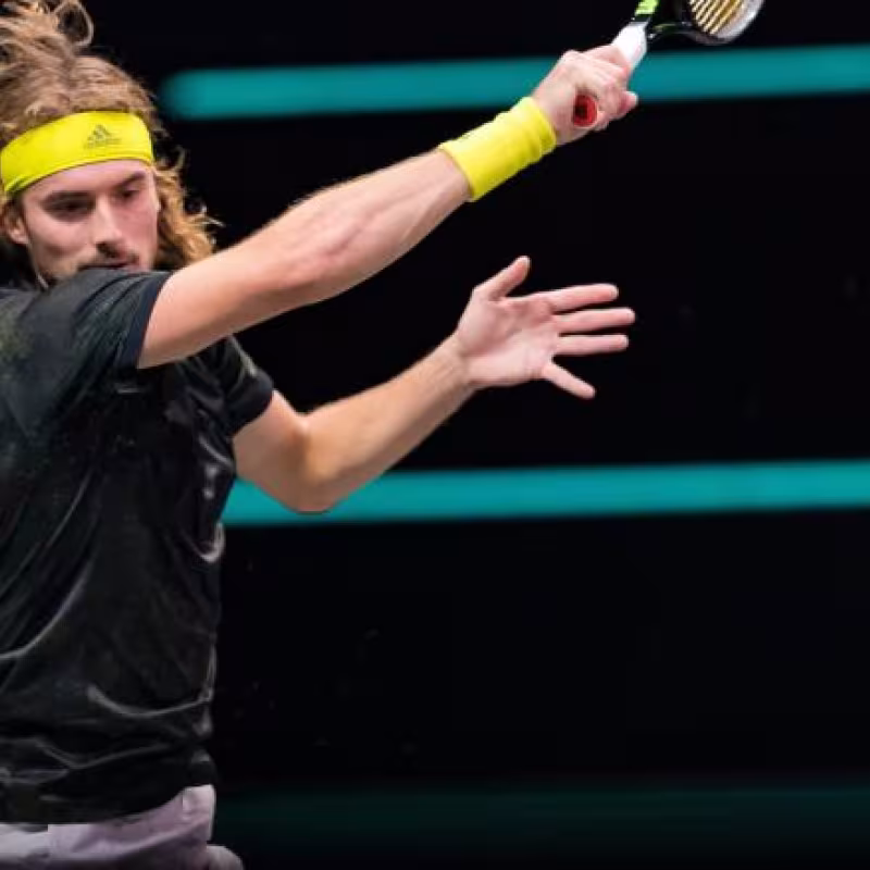 Tsitsipas abre fuego en Rotterdam con una trabajada victoria