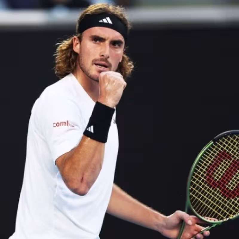 Tsitsipas hace los deberes y debuta con solidez en Melbourne