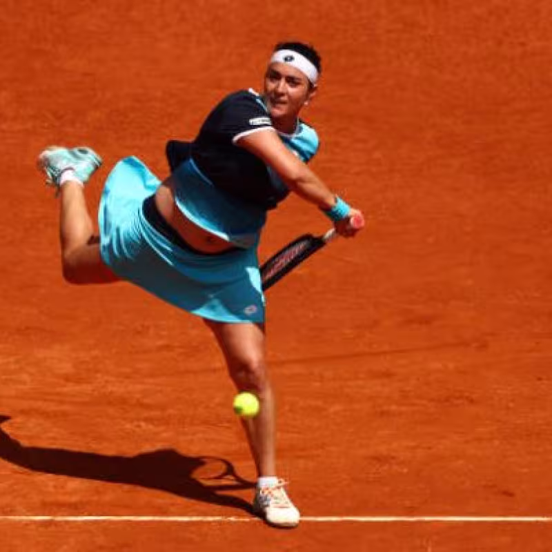 Una Jabeur intratable continúa su racha y despide a Halep de Madrid