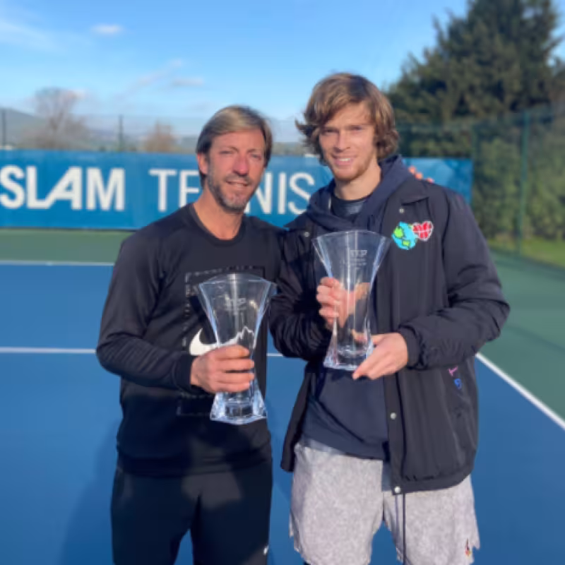 Fernando Vicente posa con su premio ATP junto a Andrey Rublev. Fuente: @Vinsecte_Fer