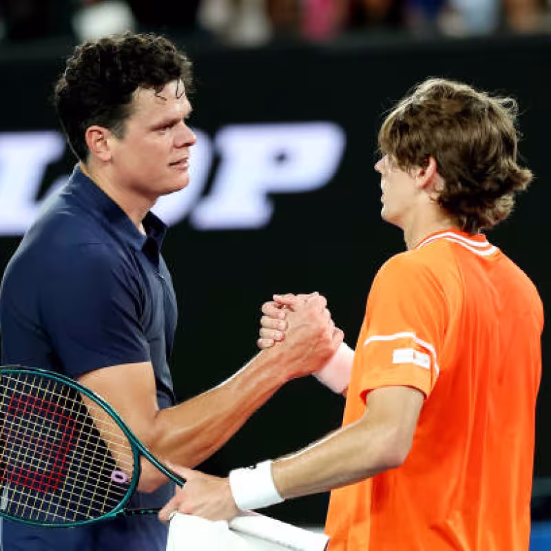 De Miñaur avanza tras la retirada de Raonic