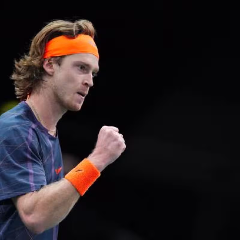 Rublev prolonga su buen momento y se cita con Djokovic en París