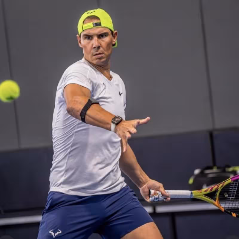¿Qué es la banda que usa Rafa Nadal en el antebrazo durante sus entrenamientos?