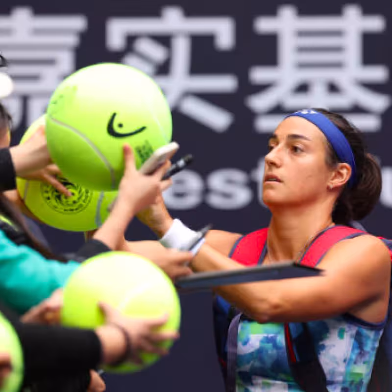 Caroline Garcia firmando unos autógrafos. Fuente: Getty