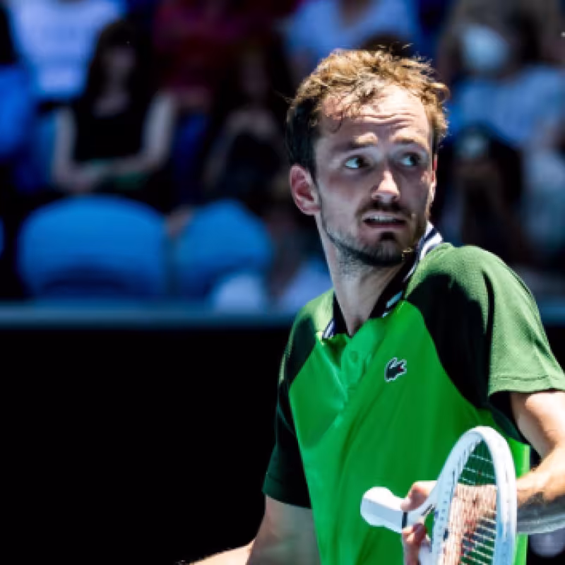 Open de Australia 2024. Medvedev avanza ante la retirada de Atmane