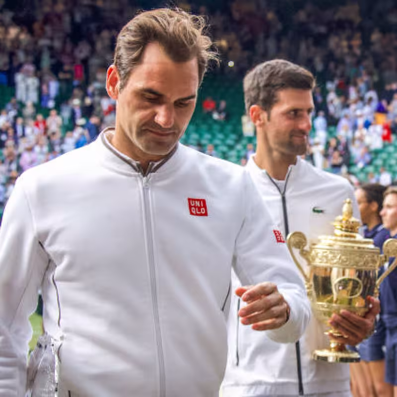 Roger Federer y Novak Djokovic tras la final de Wimbledon 2019. Fuente: Getty