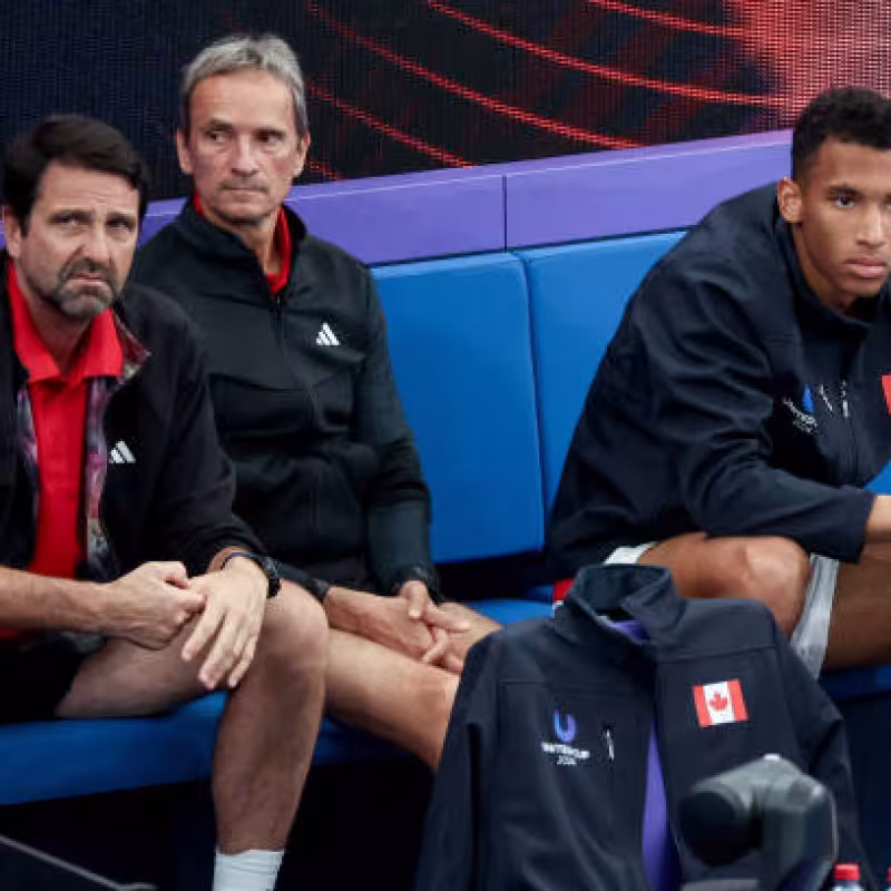 Auger-Aliassime vuelve a sufrir molestias en su maltrecha rodilla