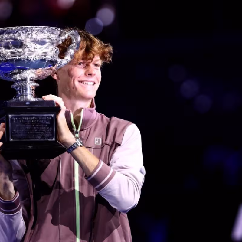 Jannik Sinner, con el trofeo del Open de Australia. Foto: Getty