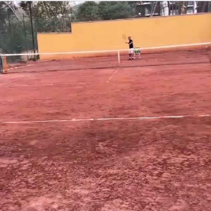Lucas Herrera, el niño de 11 años que domina el tenis alemán sin tener revés