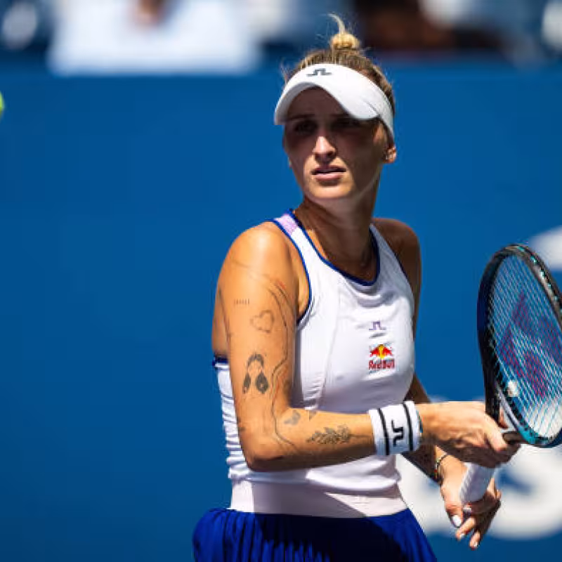 Vondrousova desvela molestias en un brazo debido a la pesadez de las bolas