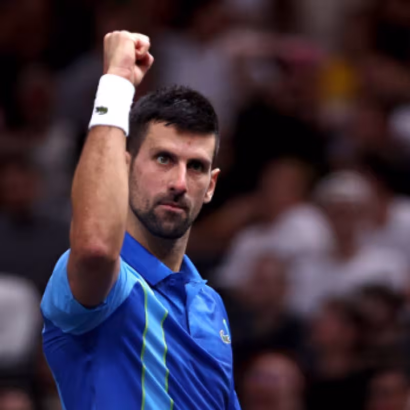 Novak Djokovic remonta a Andrey Rublev en París. Foto: Getty