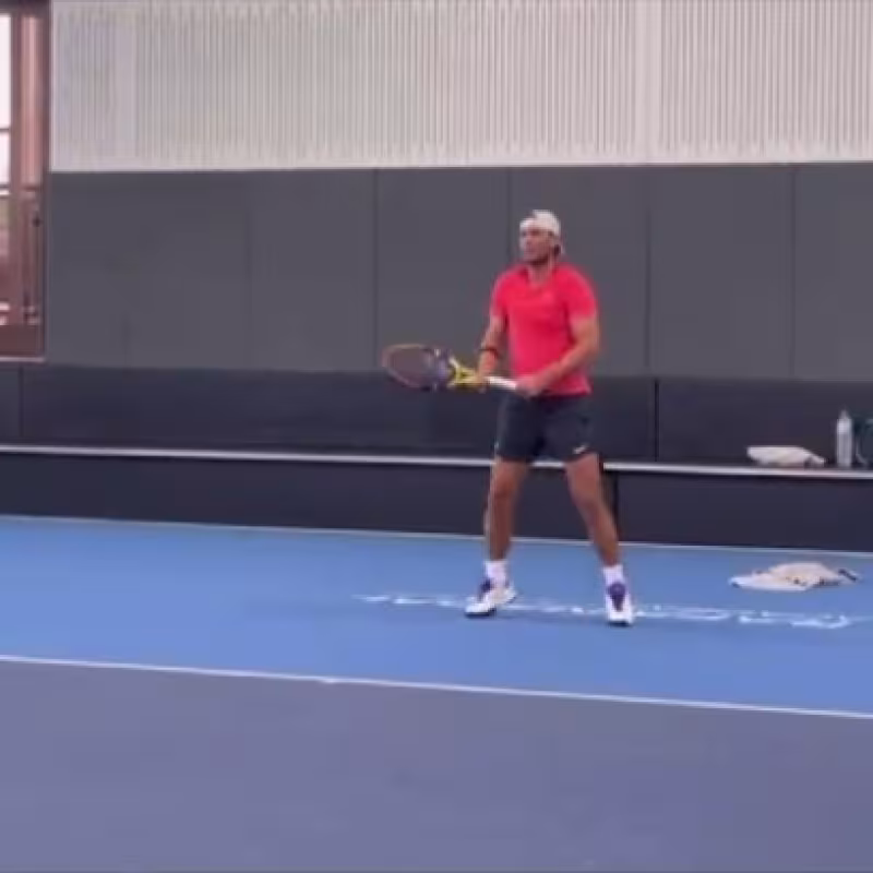 Nadal vuelve a los entrenos en pista dura