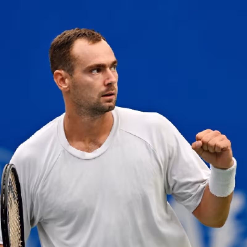 Safiullin deja fuera de Shanghai a Murray