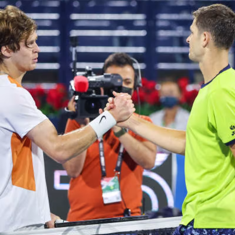Andrey Rublev y Hubert Hurkacz, tras las semifinales del ATP de Dubái 2022. Imagen: Getty