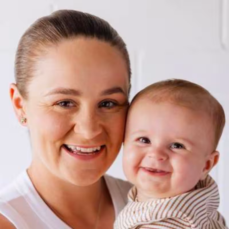Ash Barty con su hijo Hayden. Fuente: Nic Morley
