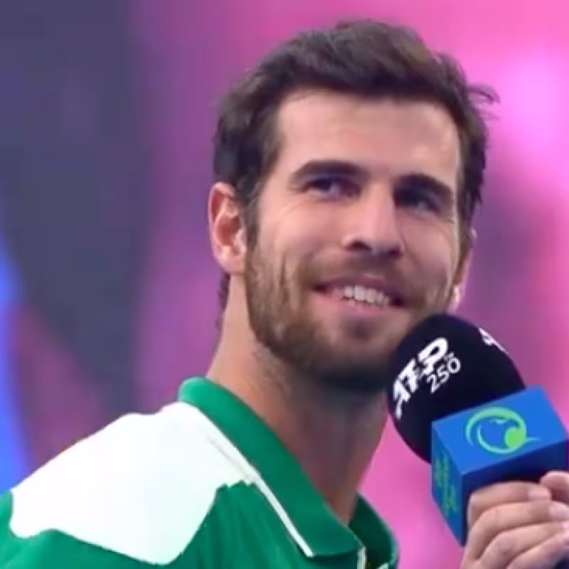 Khachanov detiene su entrevista en pista para saludar a un exjugador del Real Madrid en la grada
